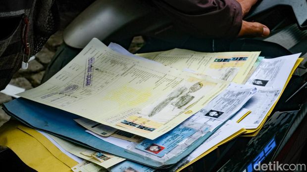Warga mengorganisir pajak kendaraan di kantor Samsat Ciputat, Tangerang Selatan, Banten, Rabu (21/5/2025). Gubernur Banten Andra Soni mengaku memperoleh aspirasi untuk memperpanjang masa pemutihan pajak kendaraan bermotor. Ia pun menyatakan sedang mengkaji hal tersebut dengan serius.