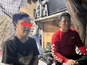 Detik-detik Admin Fantasi Sedarah dan Member Suka Duka Diringkus Polisi Detik-detik Admin Fantasi Sedarah dan Member Suka Duka Diringkus Polisi