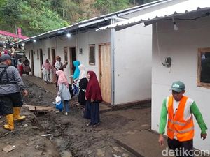 130 KK Pengungsi Korban Tanah Gerak Brebes Dipindah ke Hunian Sementara 130 KK Pengungsi Korban Tanah Gerak Brebes Dipindah ke Hunian Sementara