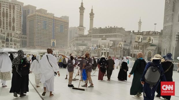 Petugas kebersihan Masjidil Haram, Makkah, Arab Saudi di musim haji 2025. CNN Indonesia/Dewi Safitri