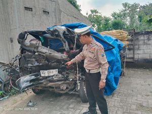 Balita di Sidoarjo Meninggal Setelah Pikap Adu Banteng dengan Truk Balita di Sidoarjo Meninggal Setelah Pikap Adu Banteng dengan Truk