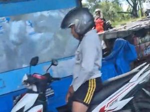 Pemotor Pamer Kelamin ke Mahasiswi di Depan Kampus Pemotor Pamer Kelamin ke Mahasiswi di Depan Kampus