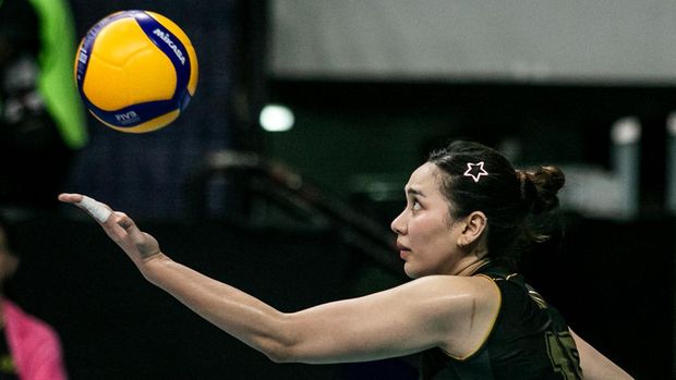 Pevoli Jakarta Popsivo Polwan Yolla Yuliana melakukan servis ke arah tim Jakarta Pertamina Enduro pada Final Four seri ketiga putri Proliga 2025 di Gor Sritex Arena, Solo, Jawa Tengah, Minggu (4/5/2025). Jakarta Popsivo Polwan menang atas Jakarta Pertamina Enduro dengan skor 3-0 (25-19, 25-17 dan 26-24). ANTARA FOTO/Mohammad Ayudha/YU