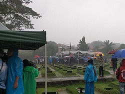 Jenazah Suami Najwa Shihab Dimakamkan di TPU Jeruk Purut