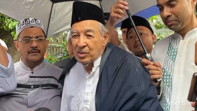 Berita Viral Selebriti dari InsertLive : Kata Quraish Shihab soal Hujan Lebat yang Turun di Pemakaman Suami Najwa Shihab