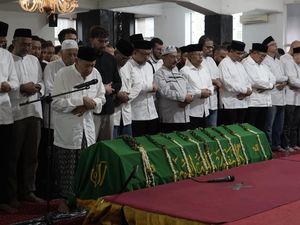 Hujan Iringi Pemakaman Suami Najwa, Quraish Shihab Sebut Tanda Rahmat Tuhan Hujan Iringi Pemakaman Suami Najwa, Quraish Shihab Sebut Tanda Rahmat Tuhan