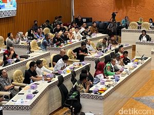 Ibu Ojol Curhat Aceng ke DPR: Kalau Nggak Ngerti Goceng, Rp 5.000 Pak Ibu Ojol Curhat Aceng ke DPR: Kalau Nggak Ngerti Goceng, Rp 5.000 Pak