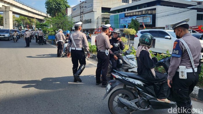 Razia kendaraan bermotor di Jalan Sudirman Palembang. Razia kendaraan bermotor di Jalan Sudirman Palembang.