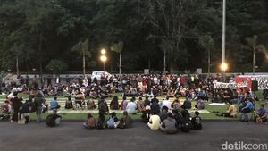 Potret Massa Mahasiswa UGM Kejar Mobil Rektor Usai Diskusi Ditutup