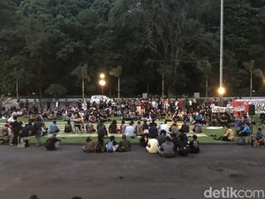 Potret Massa Mahasiswa UGM Kejar Mobil Rektor Usai Diskusi Ditutup