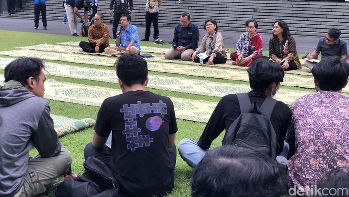 Rektor UGM menemui aliansi mahasiswa yang berkemah di depan Balairung, Rabu (21/5/2025). Diskusi berjalan alot, berujung ricuh. Rektor UGM menemui aliansi mahasiswa yang berkemah di depan Balairung, Rabu (21/5/2025). Diskusi berjalan alot, berujung ricuh.