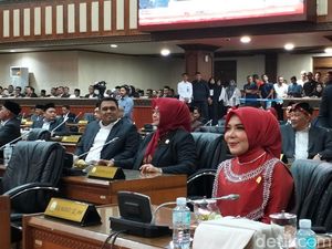 Salmawati Istri Mualem Dilantik Sebagai Anggota DPR Aceh Salmawati Istri Mualem Dilantik Sebagai Anggota DPR Aceh