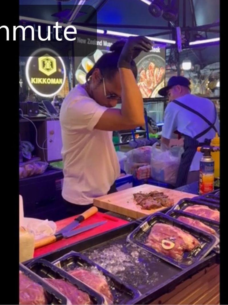penjual steak kaki lima tiru gaya salt bae