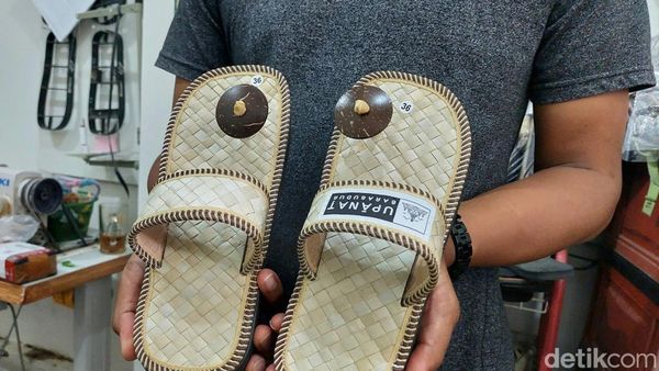Mengintip Pembuatan Sandal Khusus Candi Borobudur