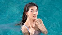 Intip Sesi Foto Sarwendah di Kolam Renang