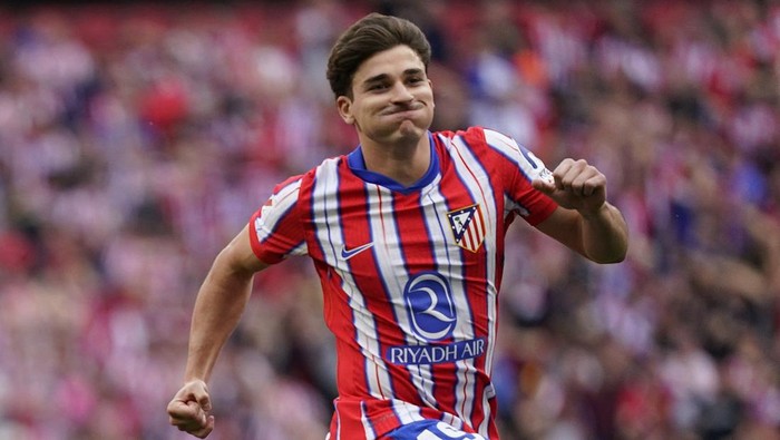 SOCCER-SPAIN-ATM-BET/REPORT Soccer Football - LaLiga - Atletico Madrid v Real Betis - Metropolitano, Madrid, Spain - May 18, 2025 Atletico Madrids Julian Alvarez celebrates scoring their first goal REUTERS/Ana Beltran