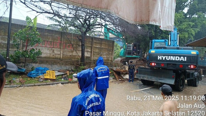 Tanggul di jebol kawasan Pasar Minggu, Jakarta Selatan. Tanggul di jebol kawasan Pasar Minggu, Jakarta Selatan.