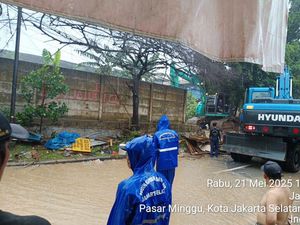 Detik-detik Tembok Jebol di Jaksel, Air Tumpah Bak Air Bah
