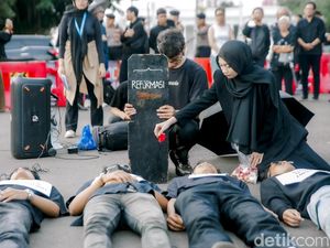 Aksi Kamisan Peringati 27 Tahun Reformasi Aksi Kamisan Peringati 27 Tahun Reformasi