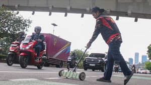 Aksi Relawan Bersihkan Ranjau Paku di Jalan