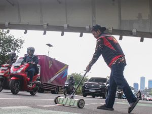 Aksi Relawan Bersihkan Ranjau Paku di Jalan Aksi Relawan Bersihkan Ranjau Paku di Jalan