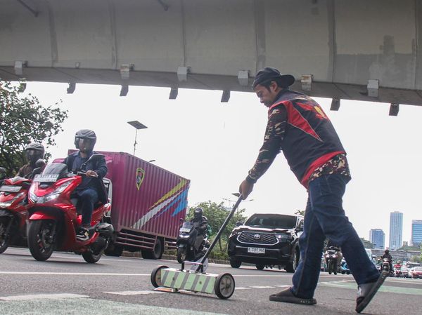 Aksi Relawan Bersihkan Ranjau Paku di Jalan