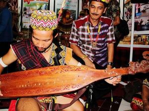 Mengenal Sape, Alat Musik Tradisional Khas Kalimantan Timur yang Mendunia Mengenal Sape, Alat Musik Tradisional Khas Kalimantan Timur yang Mendunia