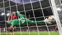 Apa daya tangan Onana tak sampai. Bola terus masuk ke dalam gawangnya. Foto: AFP/JOSEP LAGO