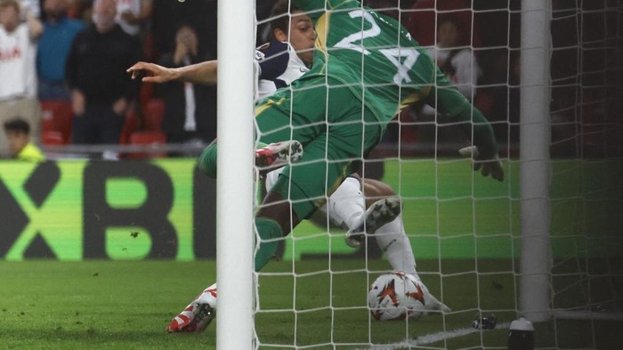 Andre Onana Tottenham Hotspur's Welsh forward #22 Brennan Johnson (L) scores the opening goal past Manchester United's Cameroonian goalkeeper #24 Andre Onana during the UEFA Europa League final football match between Tottenham Hotspur and Manchester United at the San Mames stadium in Bilbao on May 21, 2025. (Photo by Pierre-Philippe MARCOU / AFP)