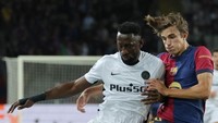 Andres Cuenca juga sempat debut untuk Barcelona musim ini. Bek 17 tahun itu dimainkan Blaugrana di Liga Champions. (Foto: LLUIS GENE/AFP)