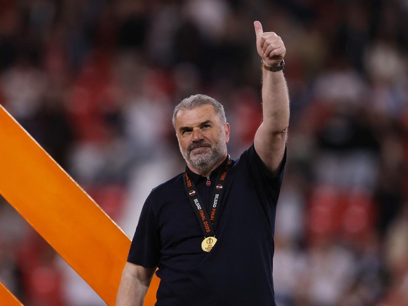 Soccer Football - Europa League - Final - Tottenham Hotspur v Manchester United - San Mames, Bilbao, Spain - May 21, 2025 Tottenham Hotspur manager Ange Postecoglou celebrates after winning the Europa League Final REUTERS/Andrew Couldridge