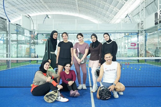 Aurel Hermansyah, Nagita Slavina, dan artis lainnya bermain olahraga padel/Foto: Instagram @aurelie.hermansyah