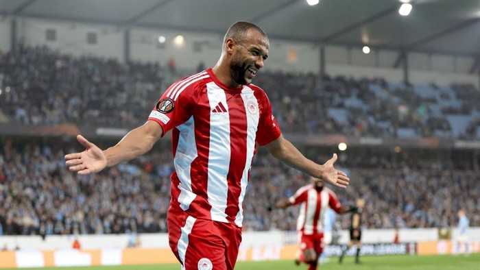 Olympiakos' Moroccan forward #09 Ayoub El Kaabi celebrates after his 0-1 goal during the UEFA Europa League football match between Malmoe FF and Olympiacos FC in Malmoe, Sweden on October 24, 2024. (Photo by Anders Bjuro / TT NEWS AGENCY / AFP) / Sweden OUT
