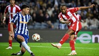 Dari ketujuh golnya di Liga Europa 2024/2025, tidak ada yang dicetak El Kaabi dari tendangan penalti. Foto: AFP/MIGUEL RIOPA