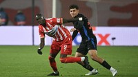 Sergi Dominguez bek muda Barcelona yang juga diorbitkan Flick musim ini. Ia sempat dimainkan di Liga Champions, total 6 penampilan sejauh ini. (Foto: Andrej ISAKOVIC / AFP)