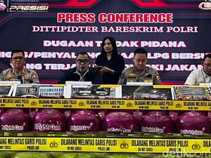 Video Polisi Bongkar Sindikat Oplos Elpiji 3 Kg Disuntikkan ke Tabung 12 Kg Video Polisi Bongkar Sindikat Oplos Elpiji 3 Kg Disuntikkan ke Tabung 12 Kg