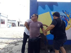 Nyambi Jual Sabu, Satpam Toko Bangunan di Mataram Ditangkap Polisi Nyambi Jual Sabu, Satpam Toko Bangunan di Mataram Ditangkap Polisi