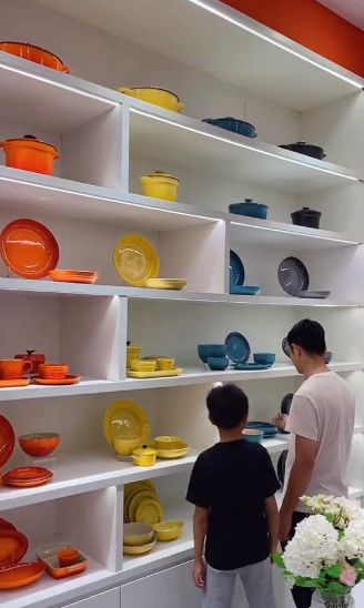 bocah SD beli Le Creuset untuk hadiah sang guru