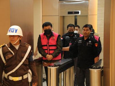 Tampang Bos Sritex Berompi Tahanan Kejagung