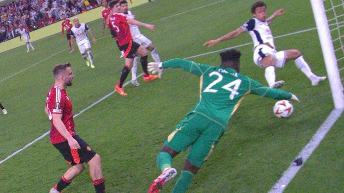 Tottenham Hotspurs Welsh forward #22 Brennan Johnson (R) scores the opening goal  past Manchester Uniteds Cameroonian goalkeeper #24 Andre Onana during the UEFA Europa League final football match between Tottenham Hotspur and Manchester United at the San Mames stadium in Bilbao on May 21, 2025. (Photo by Ander GILLENEA / AFP)