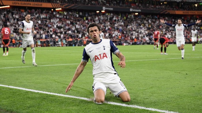 Brennan Johnson Tottenham Hotspurs Welsh forward #22 Brennan Johnson celebrates scoring the opening goal during the UEFA Europa League final football match between Tottenham Hotspur and Manchester United at San Mames stadium in Bilbao on May 21, 2025. (Photo by Josep LAGO / AFP)