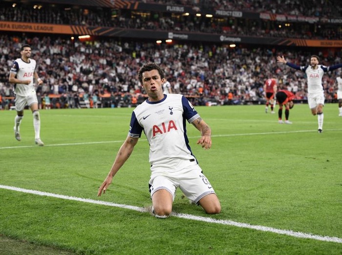 Tottenham Hotspur's Welsh forward #22 Brennan Johnson celebrates scoring the opening goal during the UEFA Europa League final football match between Tottenham Hotspur and Manchester United at San Mames stadium in Bilbao on May 21, 2025. (Photo by Josep LAGO / AFP)