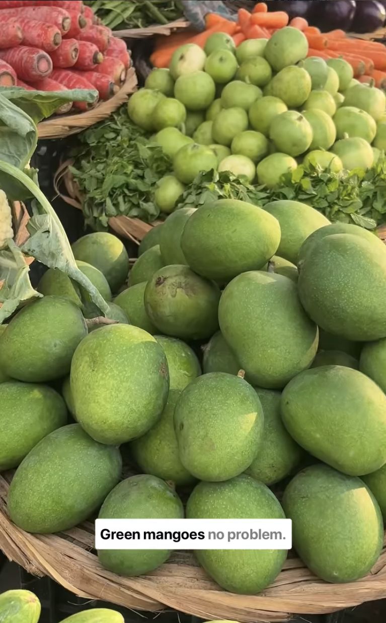 Bule Ini Takjub Banyak Makanan India Pakai Bahan Mentah