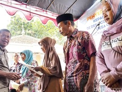 Senyum Bahagia Warga Relokasi Cibodas-Cipicung Terima Sertifikat Gratis