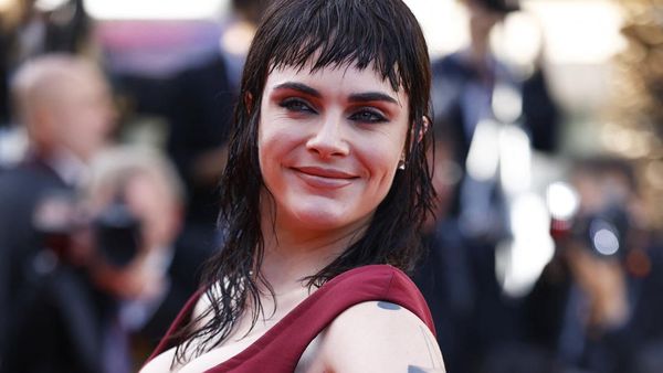 6 Foto Penampilan Terbaru Cara Delevingne, Ubah Gaya Rambut Jadi Tak Dikenali