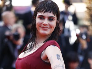 6 Foto Penampilan Terbaru Cara Delevingne, Ubah Gaya Rambut Jadi Tak Dikenali 6 Foto Penampilan Terbaru Cara Delevingne, Ubah Gaya Rambut Jadi Tak Dikenali