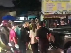 Emak-emak Pengemudi Mobil CRV Tabrak Tembok di Medan