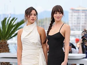 Dakota Johnson dan Adria Arjona Non-Monogami Etis Dakota Johnson dan Adria Arjona Non-Monogami Etis