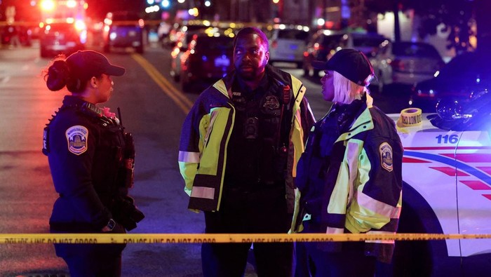 Dua Staf Kedubes Israel Tewas Ditembak di Washington Police officers work at the site where, according to the U.S. Homeland Security Secretary, two Israeli embassy staff were shot dead near the Capital Jewish Museum in Washington, D.C., U.S. May 21, 2025. REUTERS/Jonathan Ernst REFILE - QUALITY REPEAT