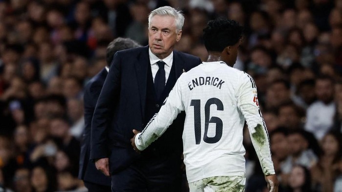 Real Madrids Brazilian forward #16 Endrick leaves the pitch past Real Madrids Italian coach Carlo Ancelotti during the Spanish league football match between Real Madrid CF and RCD Mallorca at the Santiago Bernabeu Stadium in Madrid, on May 14, 2025. (Photo by Pierre-Philippe MARCOU / AFP)